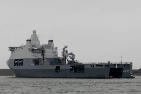 Zr.ms. KAREL DOORMAN A833 in IJmuiden, 5 feb 2016