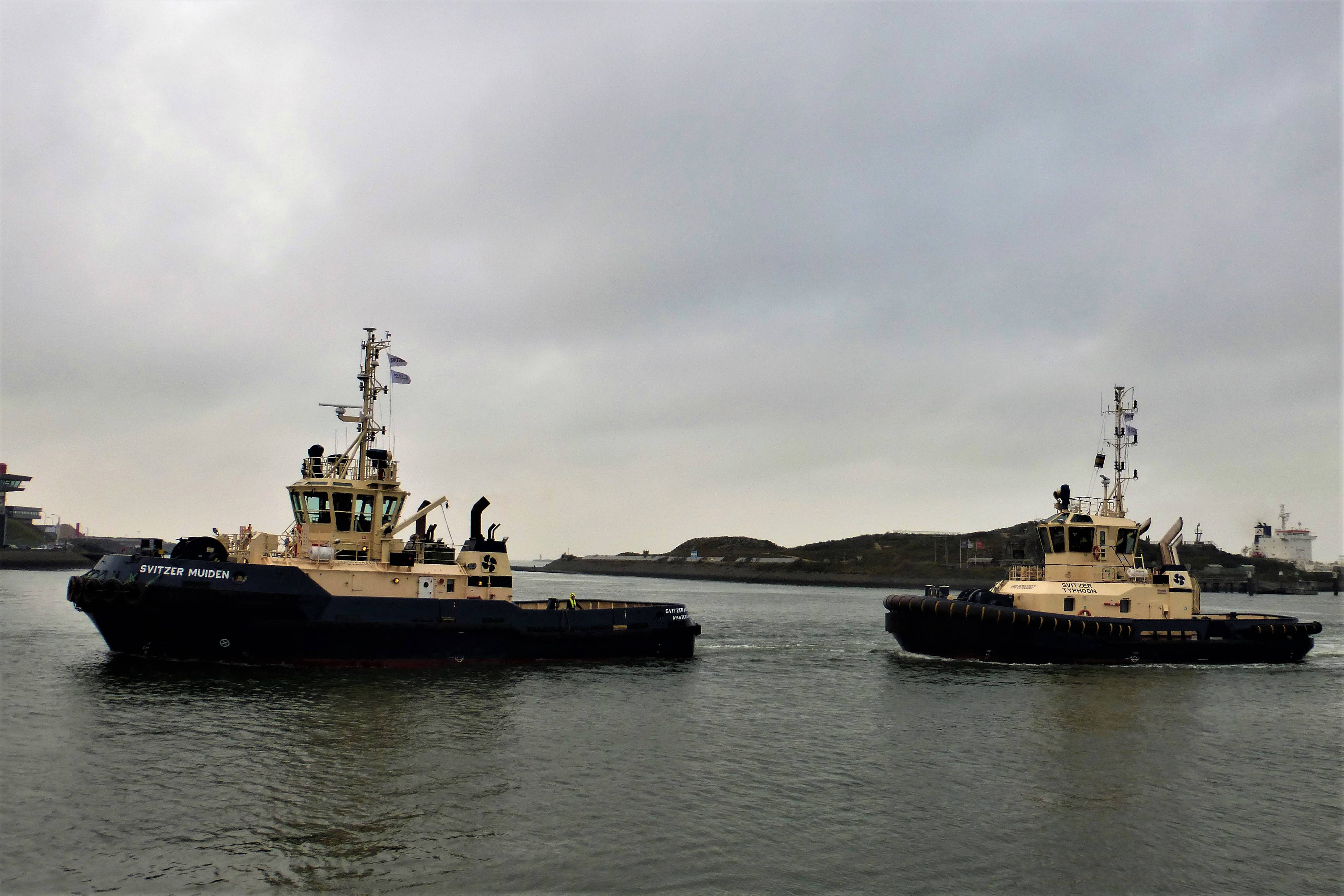 SVITZER MUIDEN EN SVITZER TYPHOON SVITZER MUIDEN EN SVITZER TYPHOON