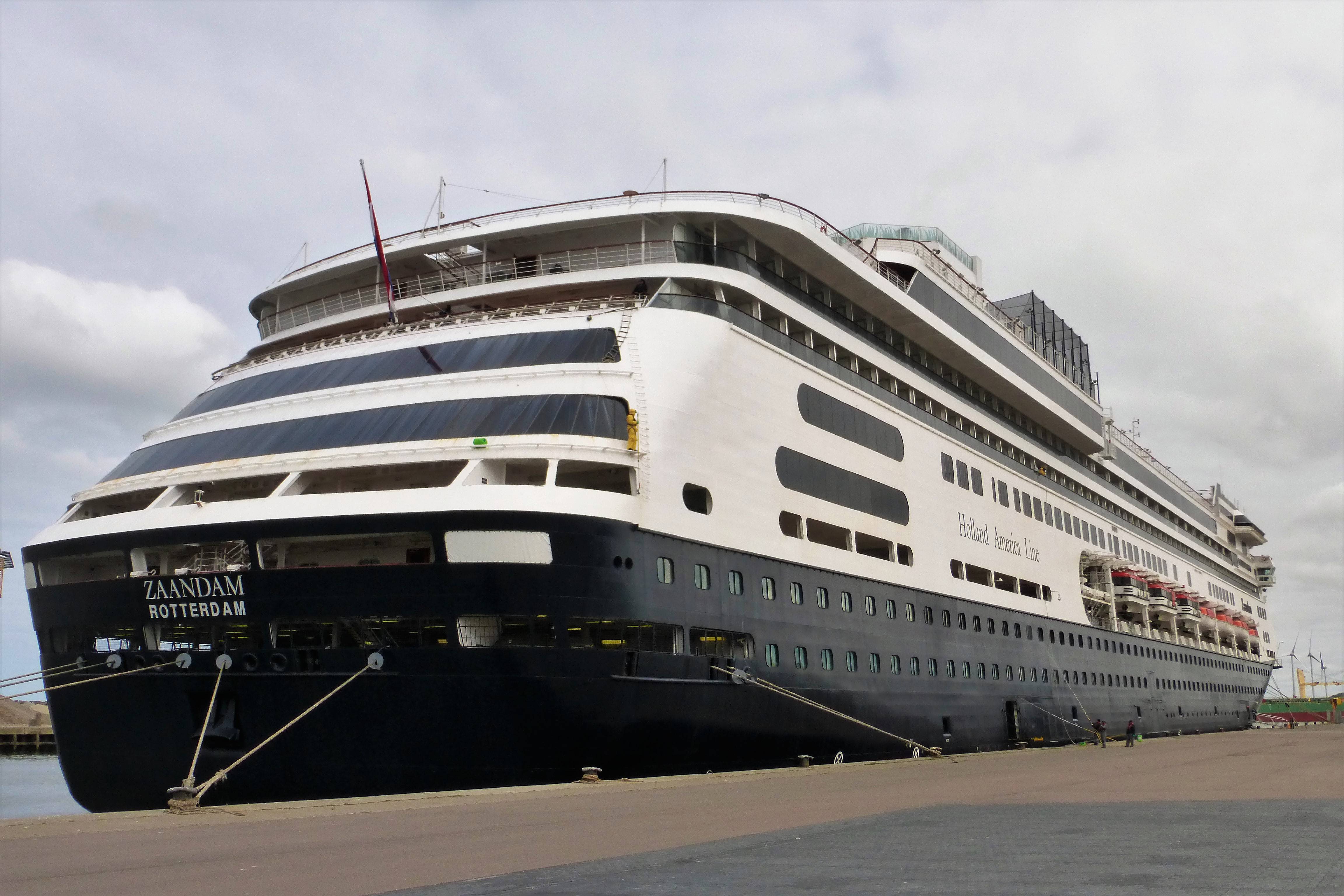 Cruiseschip ZAANDAM Komt  Bunkeren In IJmuiden