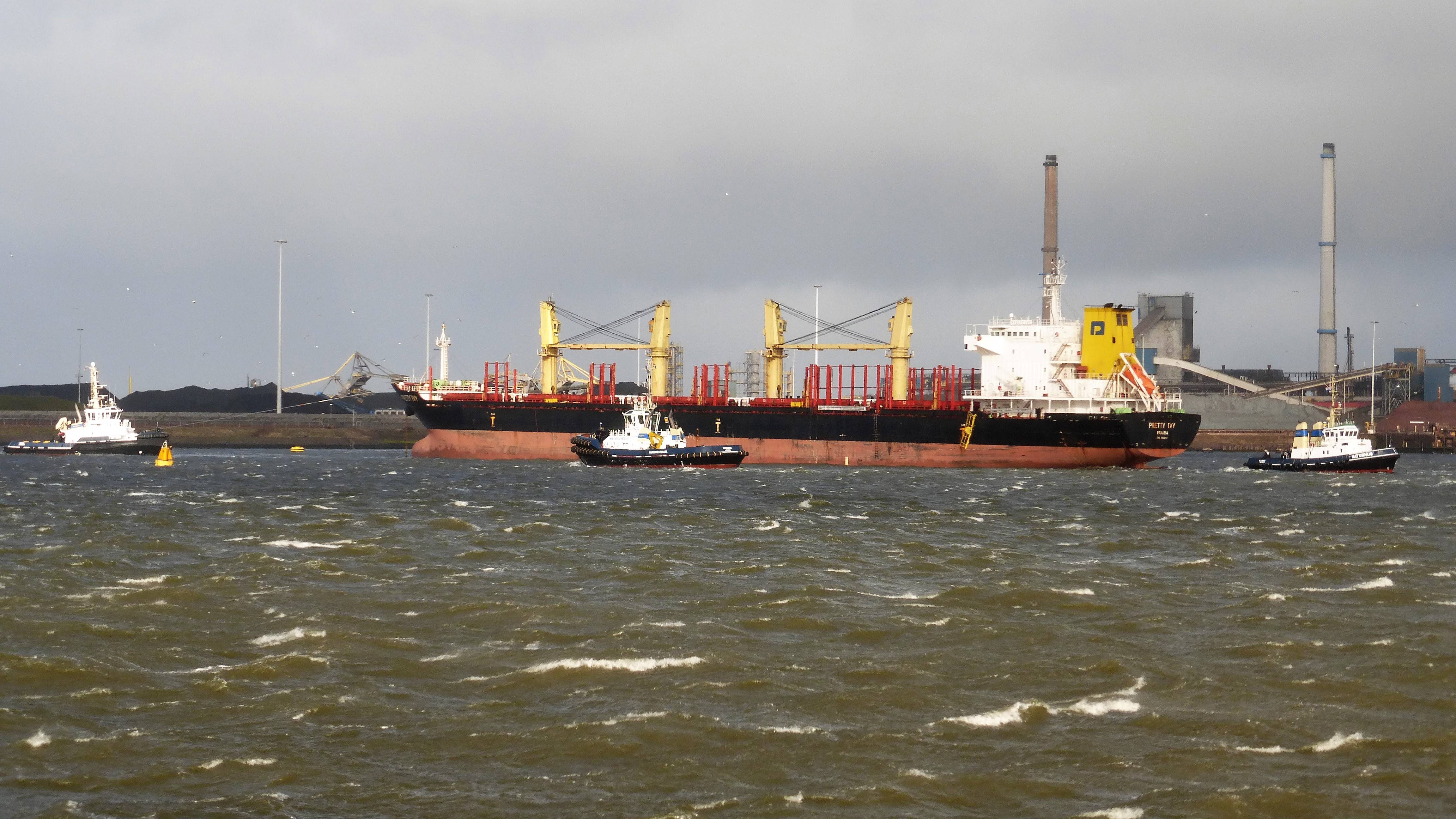 Bulkcarrier PRETTY IVY Losgeslagen In IJmuiden