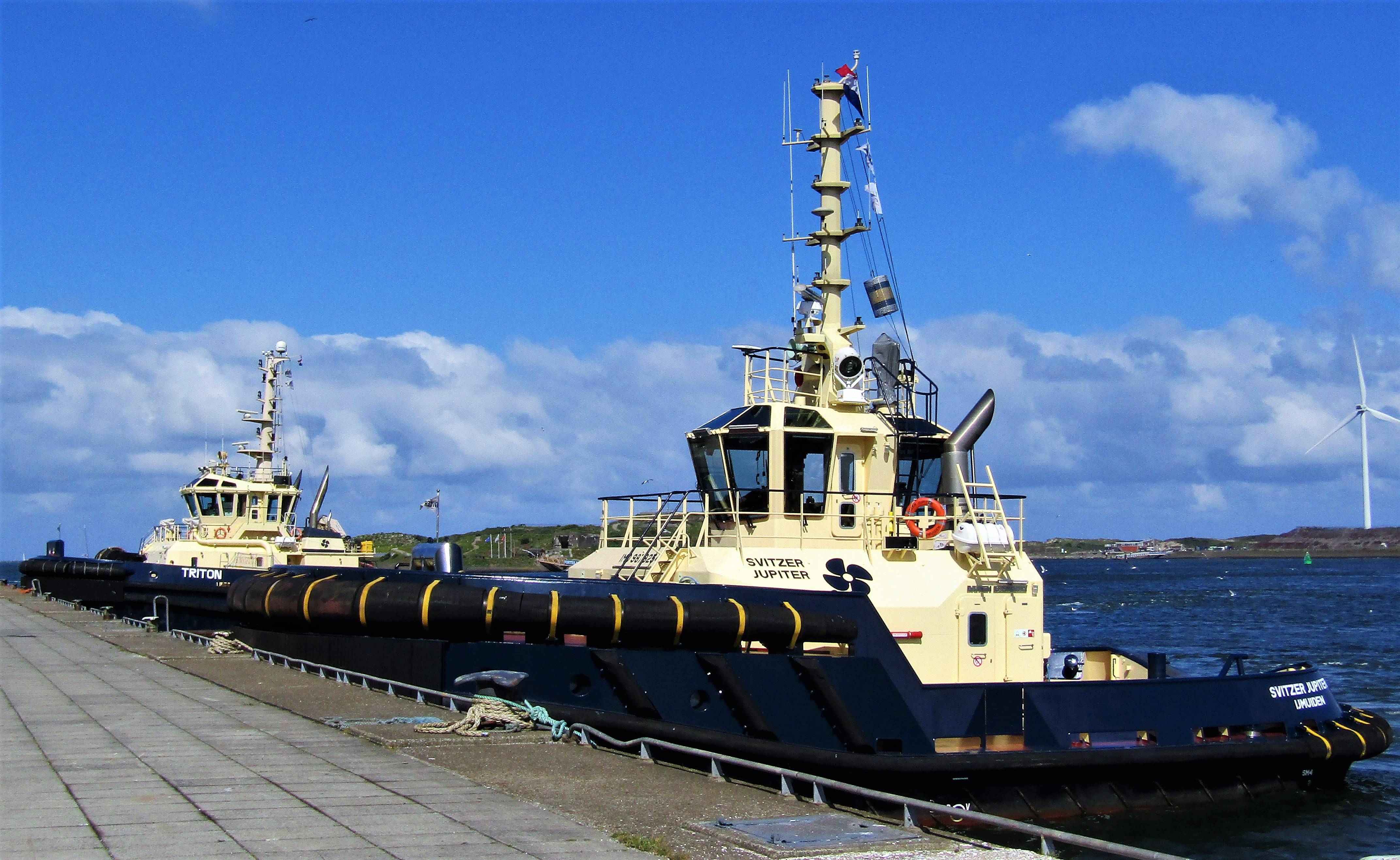 SVITZER JUPITER EN TRITON aan De Cruisekade 