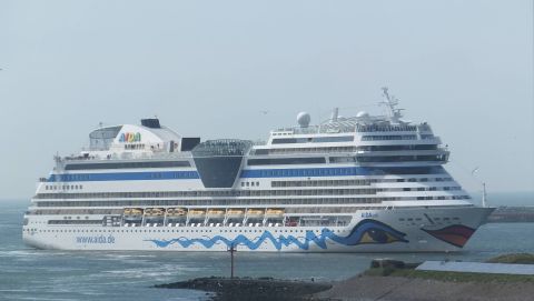 AIDAsol in IJmuiden, 11 mei 2015