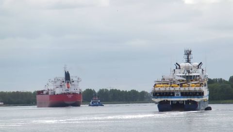 Sti Pontiac En Oceanic Challenger in IJmuiden, 14 mei 2015