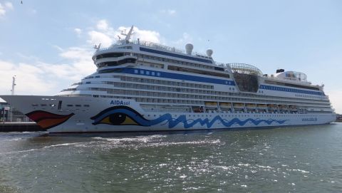 AIDAsol in IJmuiden, 15 mei 2015