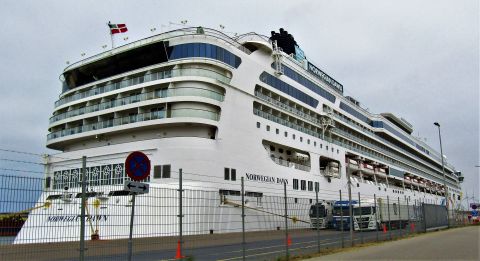 NORWEGIAN DAWN in IJmuiden, 11 mei 2022