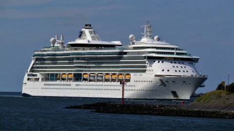 JEWEL OF THE SEAS in IJmuiden, 30 aug 2022