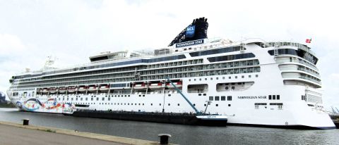 NORWEGIAN STAR in IJmuiden, 4 mei 2024