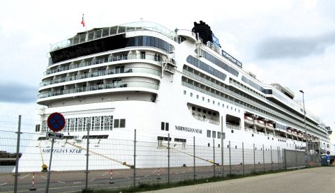 NORWEGIAN STAR in IJmuiden, 4 mei 2024