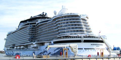 NORWEGIAN PRIMA in IJmuiden, 27 aug 2024