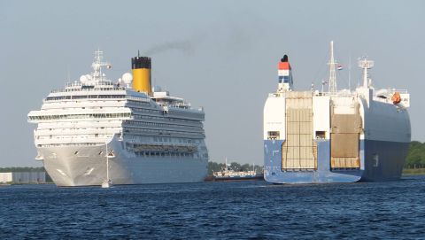 Costa Fortuna En City Of Rotterdam in IJmuiden, 11 jun 2015
