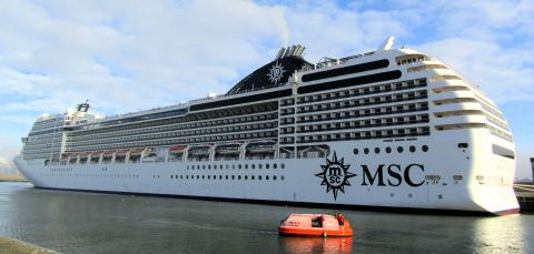 MSC POESIA in IJmuiden, 26 nov 2025