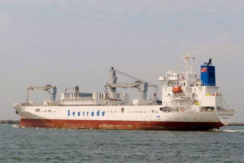 ATLANTIC REEFER in IJmuiden, 25 jun 2015