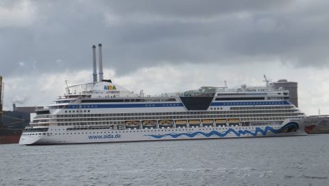 AIDAbella in IJmuiden, 9 jul 2015