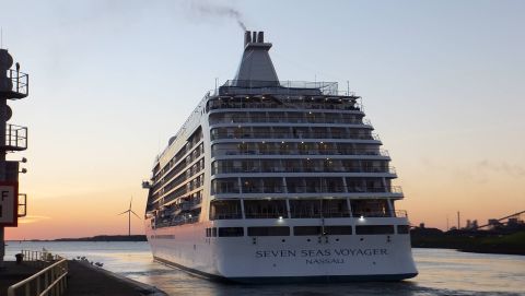 SEVEN SEAS VOYAGER in IJmuiden, 30 sep 2015