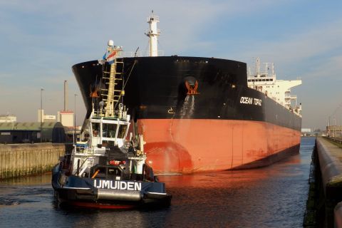 OCEAN TOPAZ in IJmuiden, 3 nov 2015