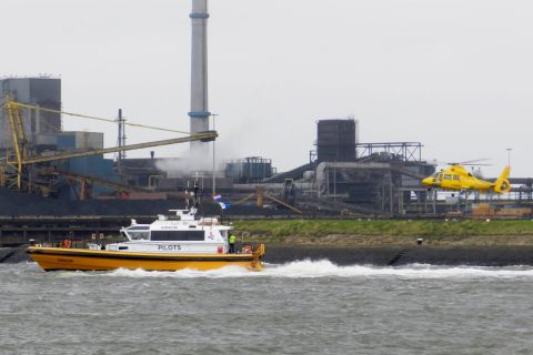 Loodstender Orion En Loods Helicopter in IJmuiden, 5 dec 2015