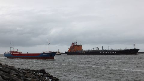 EEMS DELFIA En TORM LOTTE in IJmuiden, 30 jan 2016