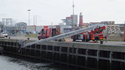 Brandweeroefening IJmondhaven IJmuiden 19-04-16 in IJmuiden, 19 apr 2016