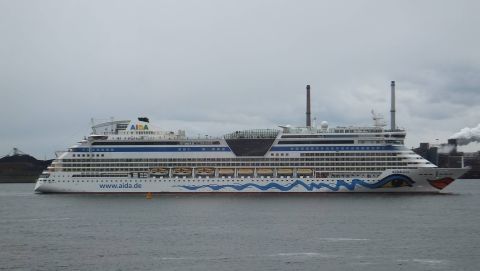 AIDAdiva in IJmuiden, 25 apr 2016