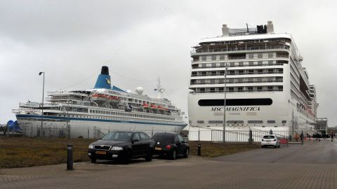 ALBATROS En MSC MAGNIFICA in IJmuiden, 5 apr 2018