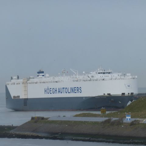 HOEGH TRADER in IJmuiden, 3 apr 2015