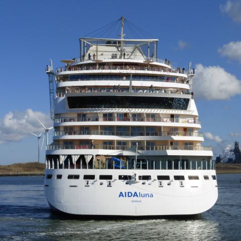 AIDAluna in IJmuiden, 5 apr 2015