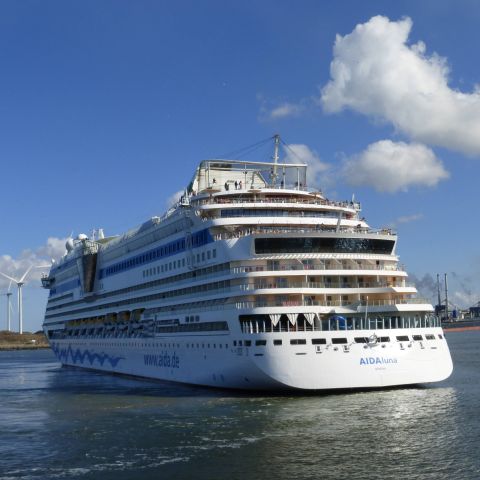 AIDAluna in IJmuiden, 5 apr 2015