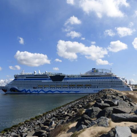 AIDAluna in IJmuiden, 5 apr 2015