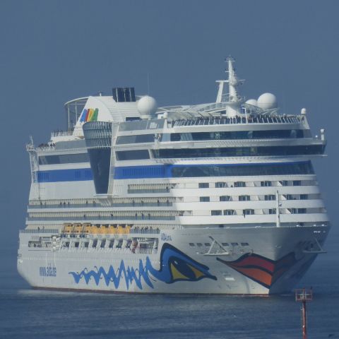 AIDAluna in IJmuiden, 9 apr 2015