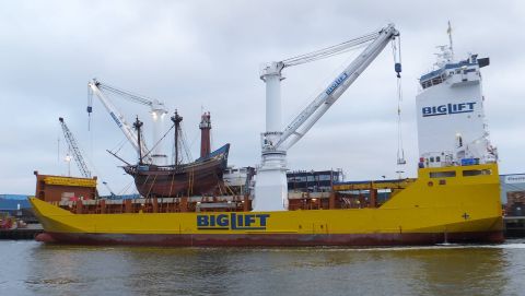 Traveller in IJmuiden, 22 apr 2015